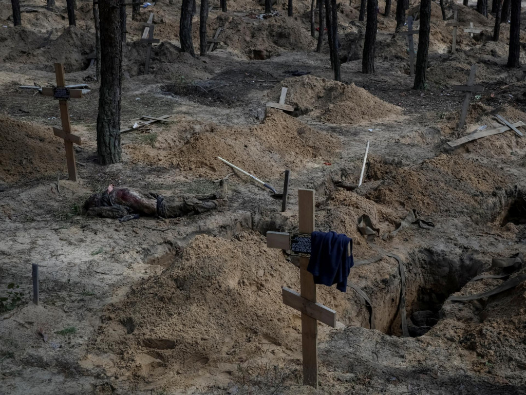 

Je vidieť telo osoby exhumované z hrobu na mieste improvizovaného cintorína. FOTO: Reuters