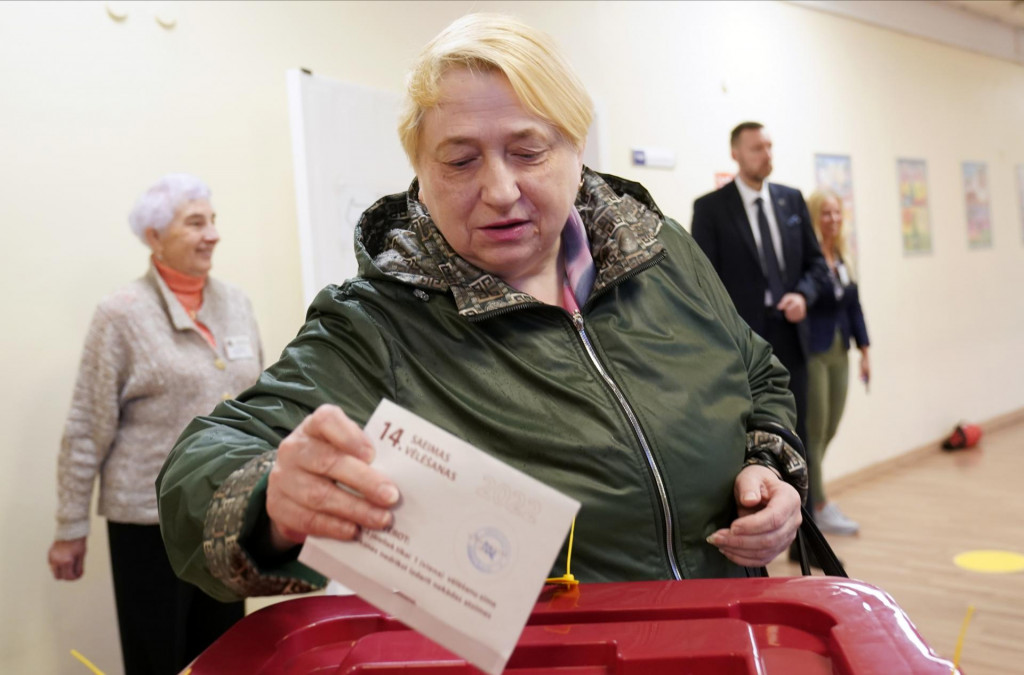 Žena hlasuje vo volebnej miestnosti počas parlamentných volieb v Lotyšsku. FOTO: TASR/AP