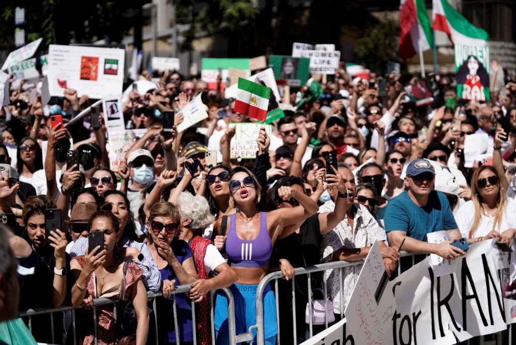 Demonštranti na zhromaždení za slobodu pre Irán. FOTO: Reuters