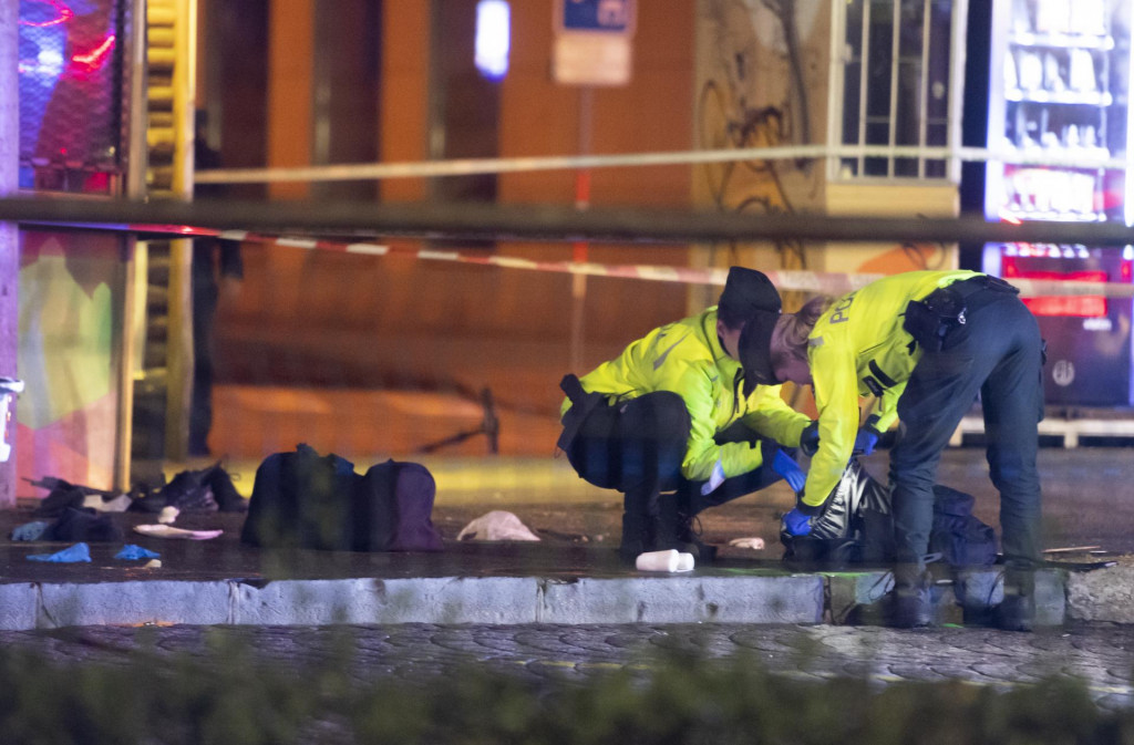 Na bratislavskej Zochovej ulici narazilo v nedeľu kr&aacute;tko po 22.15 h auto do zast&aacute;vky mestskej hromadnej dopravy (MHD). FOTO TASR/Pavol Zachar
