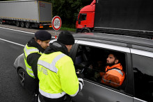 Českí policajti vrátili z hraníc na Slovensko už viac ako tri stovky migrantov. FOTO: REUTERS