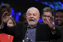 Ľavicový kandidát a bývalý brazílsky prezident Luiz Inácio Lula da Silva sa prihovára svojim podporovateľom po uzatvorení volebných miestností v Sao Paule v nedeľu 2. októbra 2022. FOTO: TASR/AP