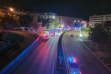 Nehoda na bratislavskej Zochovej ulici, kde narazilo auto do zastávky mestskej hromadnej dopravy. FOTO: TASR/Alexandra Kubalová
