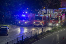 Na bratislavskej Zochovej ulici narazilo v nedežu krátko po 22.15 h auto do zastávky mestskej hromadnej dopravy. FOTO: TASR/Martin Baumann
