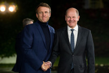 Nemecký kancelár Olaf Scholz a francúzsky prezident Emmanuel Macron. FOTO: TASR/AP

