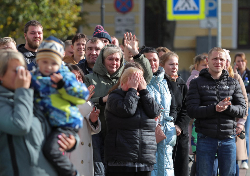 Rodinní príslušníci, ktorí sa lúčia s mobilizovanými Rusmi. FOTO: Reuters