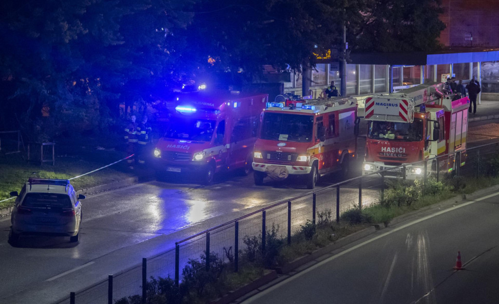 Na bratislavskej Zochovej ulici narazilo v nedežu krátko po 22.15 h auto do zastávky mestskej hromadnej dopravy. FOTO: TASR/Martin Baumann