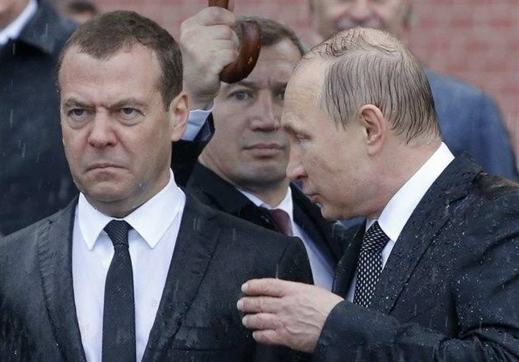 Dmitrij Medvedev a Vladimir Putin. FOTO: Reuters
