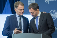 Premiér Eduard Heger (OĽaNO) a vľavo podpredseda vlády a minister financií SR Igor Matovič (OĽaNO). FOTO TASR/Martin Baumann