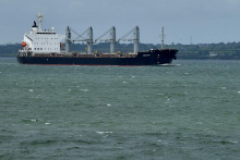 Loď Navi Star plaviaca sa pod vlajkou Panamy prichádza do prístavu Foynes, kde dodala 33-tisíc ton ukrajinskej kukurice z Odesy do Írska. FOTO: REUTERS