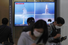 Na televíznej obrazovke vysielajú zábery z odpálenia balistickej strely KĽDR na železničnej stanici v Soule. FOTO: TASR/AP