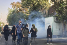 Polícia zasahuje slzotvorným plynom počas protestu pred univerzitou v Teheráne. FOTO: TASR/AP