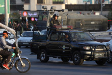 

Vozidlo poriadkovej polície jazdí po ulici v Teheráne.FOTO: Reuters
