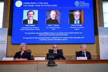 Členovia Nobelovho výboru za fyziku oznamujú laureátov Nobelovej ceny za fyziku za rok 2022 Alaina Aspecta, Johna F. Clausera a Antona Zeilingera.