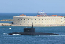 Vylepšená ponorka Kolpino ruského námorníctva počas prehliadky Dňa námorníctva v čiernomorskom prístave Sevastopoľ na Kryme 26. júla 2020. FOTO: REUTERS