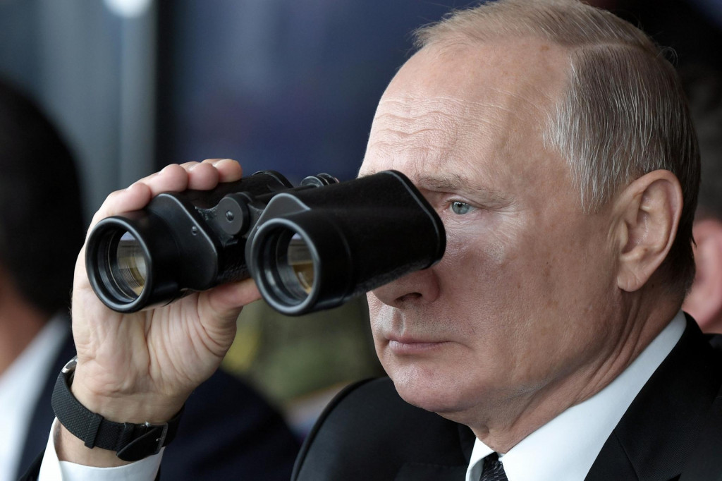 Ruský prezident Vladimir Putin sleduje cez ďalekohľad vojenské cvičenie. FOTO: TASR/AP