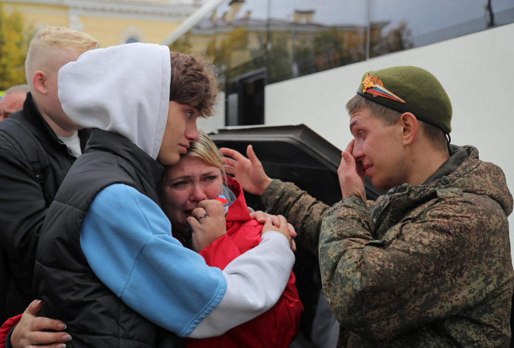 Ruský záložník sa lúči s príbuznými pred odchodom na základňu v rámci mobilizácie v Rusku. FOTO: REUTERS