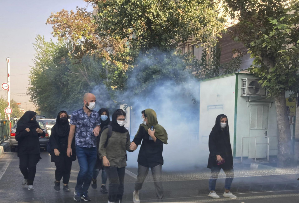 Polícia zasahuje slzotvorným plynom počas protestu pred univerzitou v Teheráne. FOTO: TASR/AP