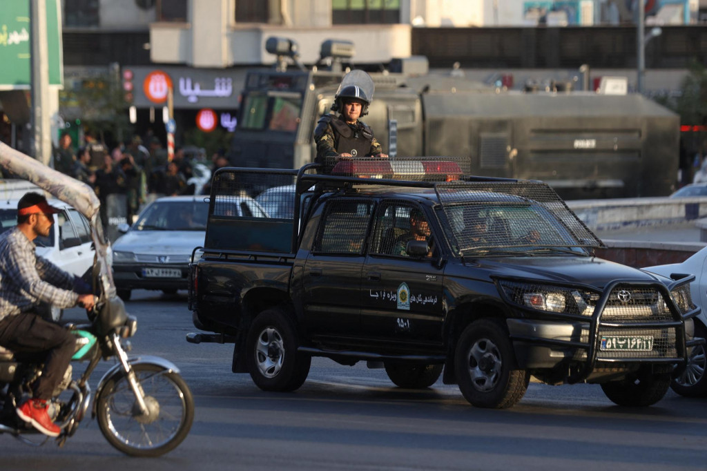 

Vozidlo poriadkovej polície jazdí po ulici v Teheráne.FOTO: Reuters