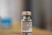 Ampulka s posilňovacou vakcínou od Pfizeru zameraná na subvarianty omikronu BA.4 a BA.5.