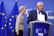 Predsedníčka Európskej komisie Ursula von der Leyenová a vysoký predstaviteľ Únie pre zahraničné veci a bezpečnostnú politiku Josep Borrell. FOTO: TASR/AP