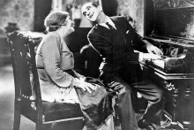 Jazzový spevák, ktorý mal premiéru v októbri 1927, bol prvým celovečerným zvukovým filmom v dejinách kinematografie a predstaviteľ hlavnej úlohy Al Jolson (pri klavíri) prvým hercom, ktorého hlas mohli diváci počuť.