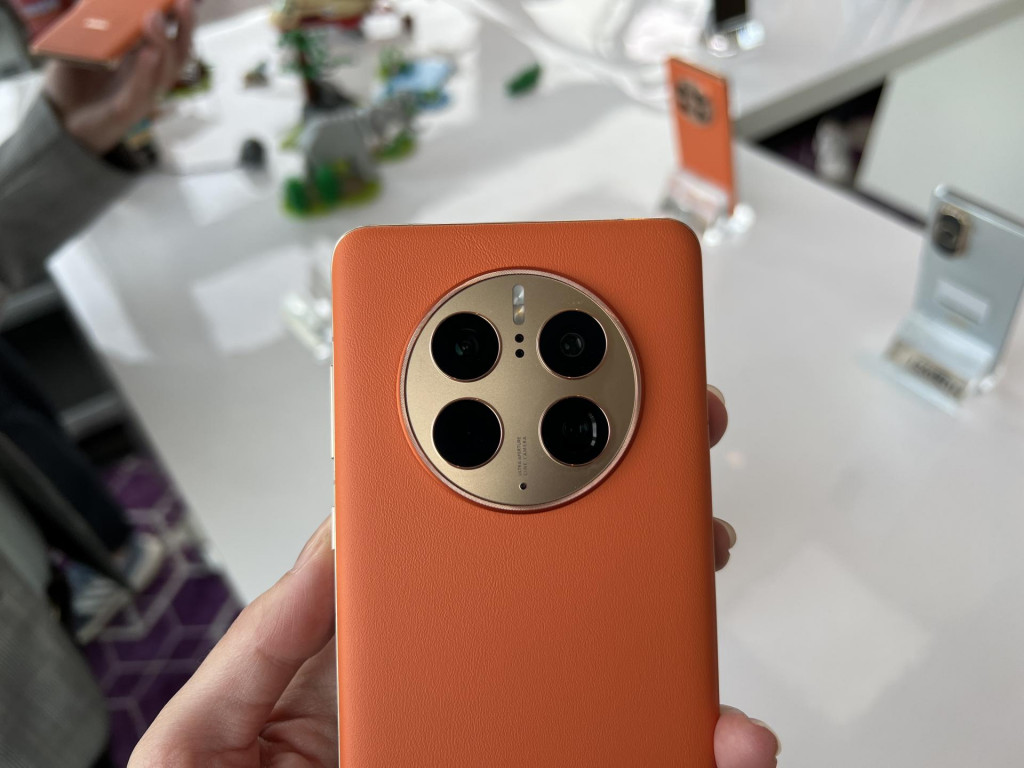 Hlavnou zauj&iacute;mavosťou Mate 50 Pro je v&ocirc;bec prv&aacute; 10-&uacute;rovňov&aacute; nastaviteľn&aacute; fyzick&aacute; clona a telef&oacute;n m&aacute; až 200-n&aacute;sobn&yacute; zoom. FOTO: Alžbeta Harry Gavendov&aacute;/HN