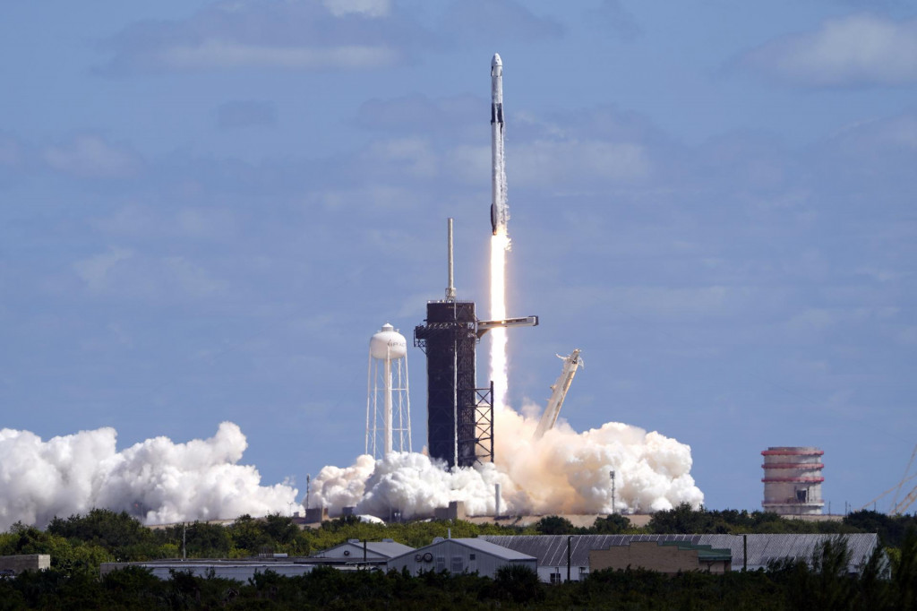 Štart rakety Falcon 9 s kozmickou loďou Crew Dragon v Kennedyho vesmírnom stredisku na americkom Myse Canaveral na Floride. FOTO: TASR/AP