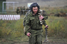 Odvedenec nesie muníciu počas vojenského výcviku v Rostovskej oblasti na juhu Ruska. FOTO: TASR/AP
