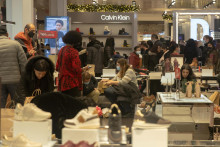 Zákazníci sa po zrušení pandemických opatrení vrátili z e-shopov do kamenných predajní.
FOTO: TASR/REUTERS