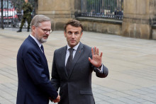 Francúzsky prezident Emmanuel Macron si podáva ruku s českým premiérom Petrom Fialom.

FOTO: REUTERS
