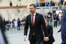 Premiér Eduard Heger prichádza na Pražský hrad pred začiatkom samitu Európskeho politického spoločenstva. FOTO: TASR/AP