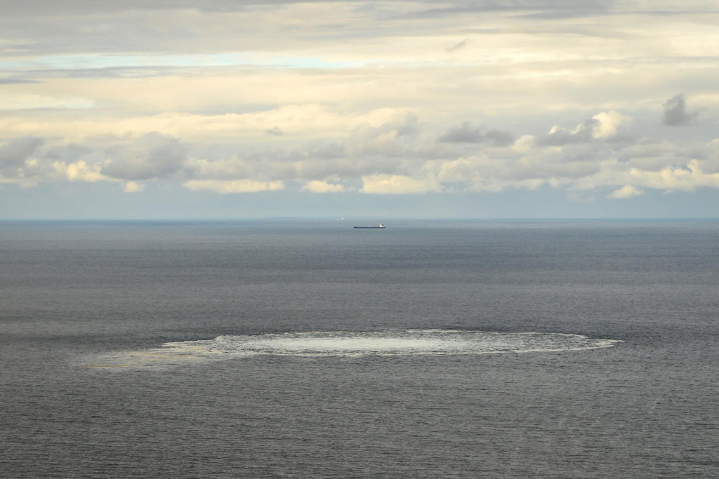 

Letecký pohľad na únik plynu z plynovodu Nord Stream z dánskeho obranného lietadla uprostred mora. FOTO: Reuters