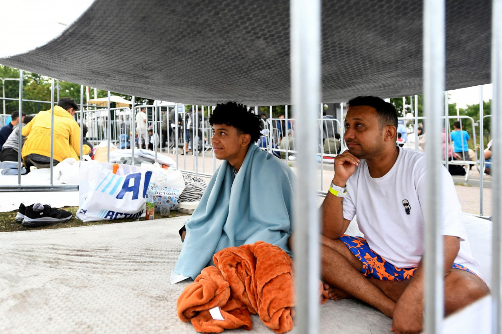 

Utečenci čakajú vonku v hlavnom prijímacom stredisku pre žiadateľov o azyl v Ter Apel. FOTO: Reuters
