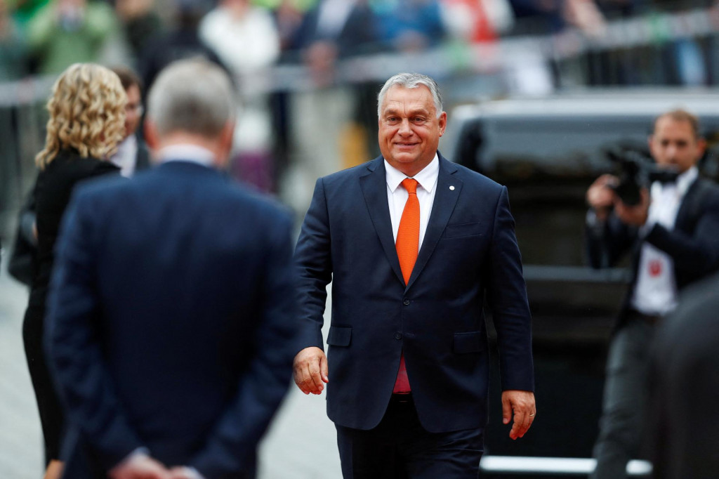 Český premiér Petr Fiala víta maďarského premiéra Viktora Orbána na neformálnom summite EÚ 27. FOTO: Reuters