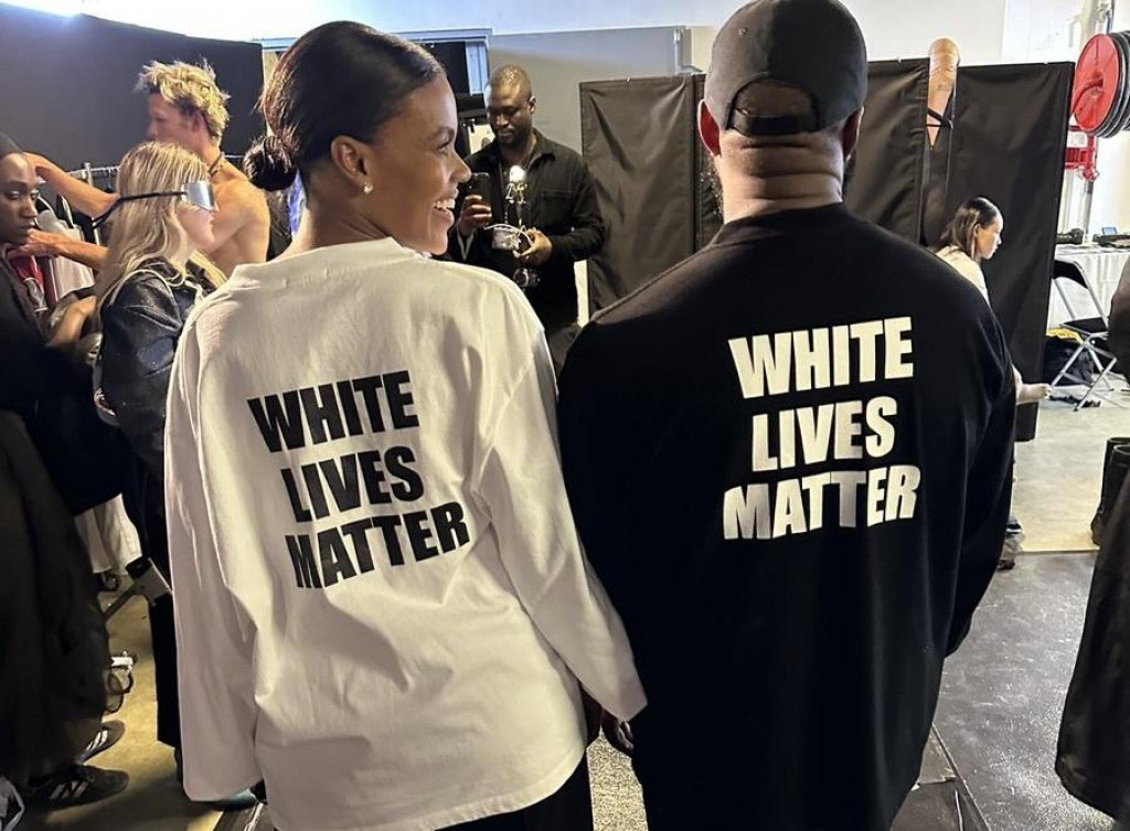 Candice Owens s Kanye Westom na Paris Fashion Week v novej kolekcii tričiek, ktoré pobúrili verejnosť.