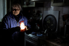 Žena vo svojej kuchyni v Charkove. FOTO: REUTERS