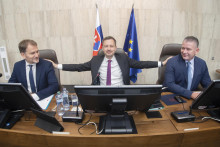 Na snímke zľava minister financií Igor Matovič, premiér Eduard Heger a minister vnútra Roman Mikulec. FOTO: TASR/M. Baumann