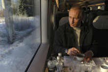 Ruský prezident Vladimir Putin zachytený v roku 2009 - cesta vlakom v Leningradskej oblasti. FOTO: Reuters