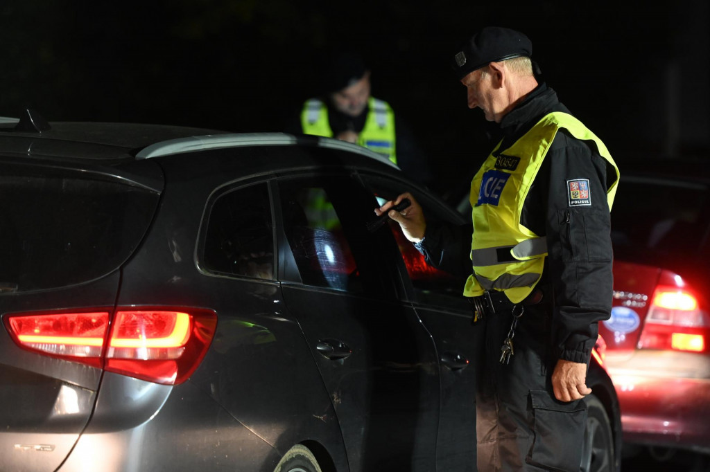 Na snímke príslušníci českej polície počas policajnej kontroly osobných vozidiel na hraniciach medzi Českou republikou a Slovenskou republikou v českom meste Hodoní. FOTO: TASR/Lukáš Grinaj