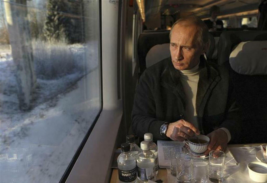 Ruský prezident Vladimir Putin zachytený v roku 2009 - cesta vlakom v Leningradskej oblasti. FOTO: Reuters