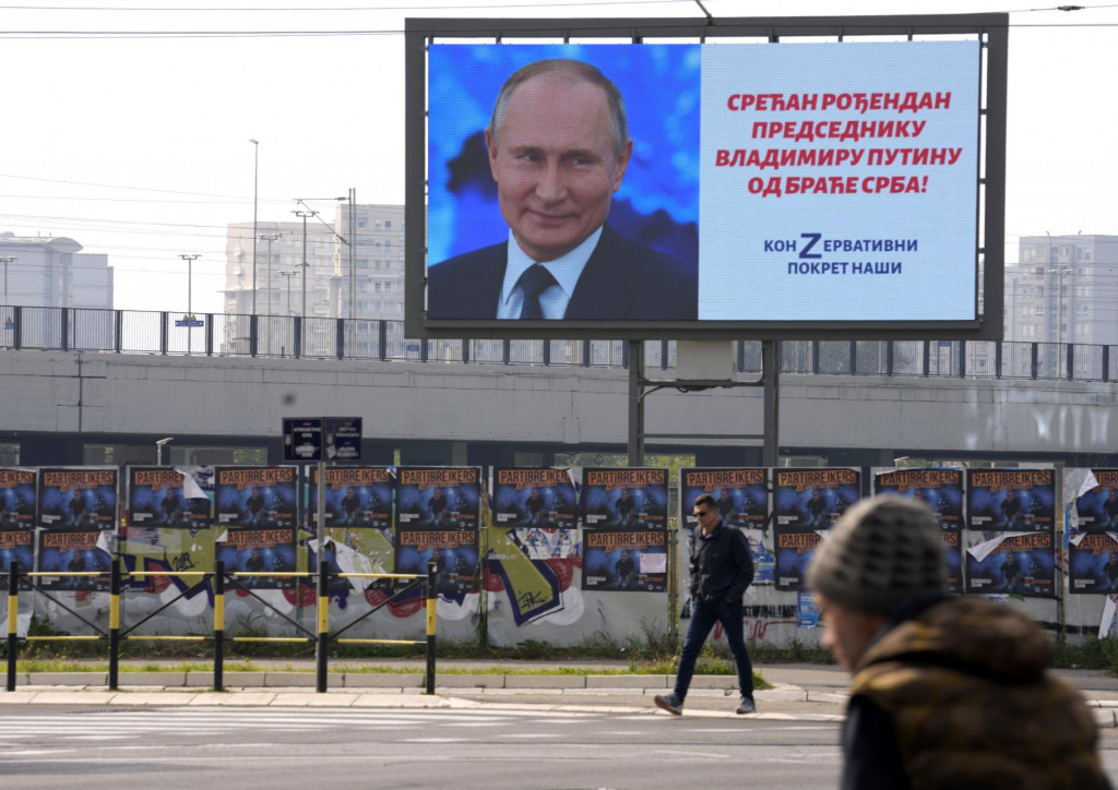 Ruskému prezidentovi blahoželali aj v Belehrade. Na bilborde je nápis Všetko najlepšie k narodeninám prezidentovi Vladimirovi Putinovi od srbských bratov! FOTO: TASR/AP