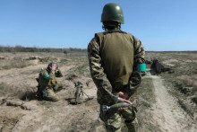 Príslušníci ukrajinských síl teritoriálnej obrany sa zúčastňujú vojenských cvičení. FOTO: REUTERS