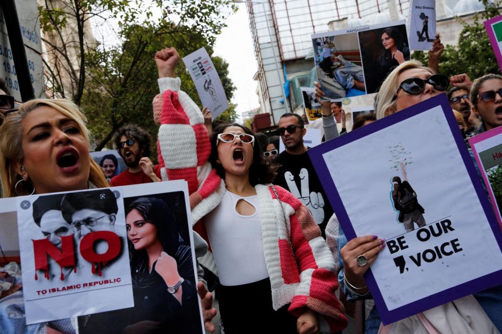 Demonštranti kričia heslá na podporu iránskych žien a proti smrti Mahsa Aminiovej neďaleko iránskeho konzulátu v Istanbule v Turecku. FOTO: REUTERS