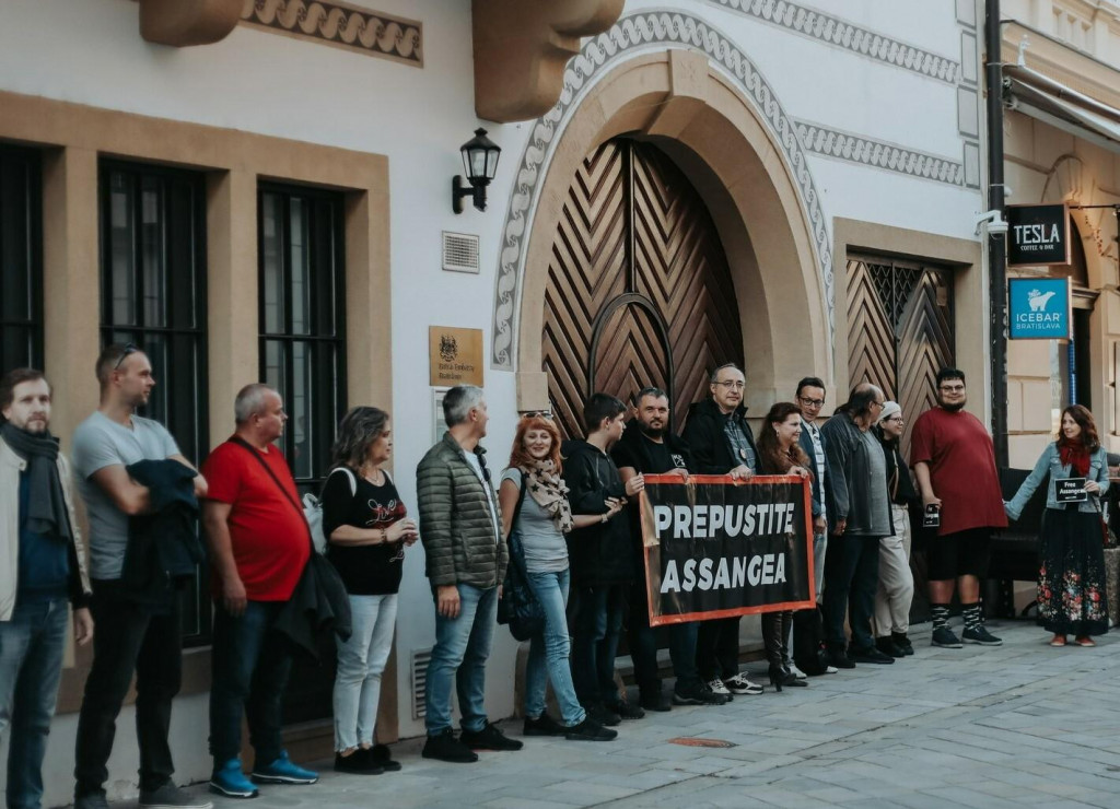 Fotografia z protestu pred ambasádou. FOTO: Inštitút ľudských práv