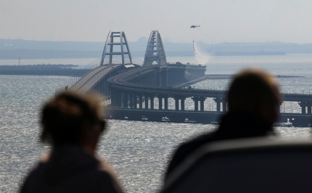 Obyvatelia Krymu sa pozerajú na hasenie Kerčského mostu. FOTO: REUTERS