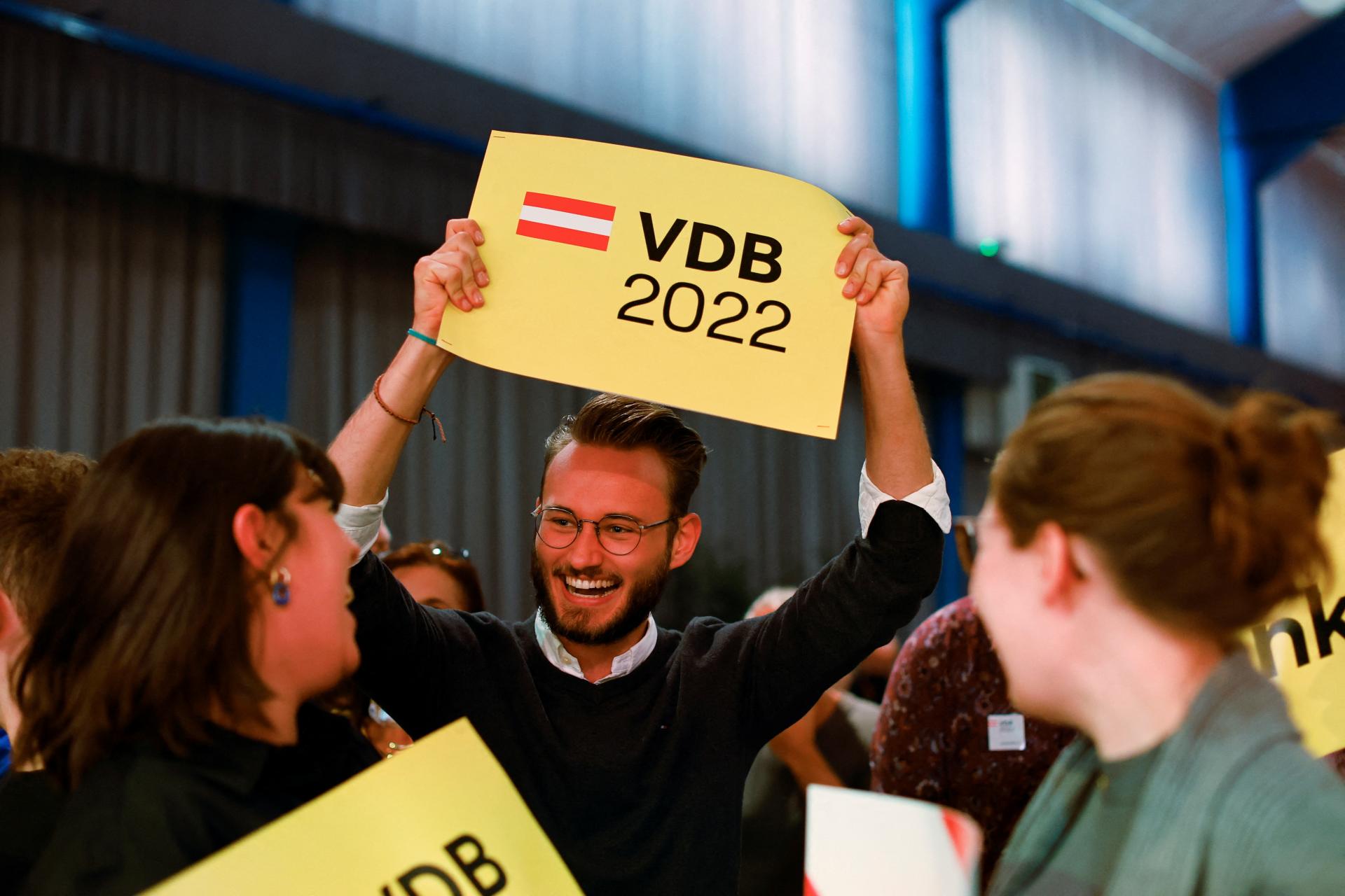 Van der Bellen podľa odhadov zvíťazil v rakúskych prezidentských voľbách