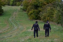 Českí policajti a vojaci prehľadávajú aj zelenú hranicu so Slovenskom v snahe odhaliť nelegálnych migrantov. FOTO: REUTERS