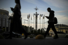 Chodci kráčajúci v Kyjeve. FOTO: TASR/AP

