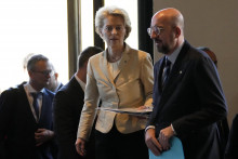 Predseda Európskej rady Charles Michel a predsedníčka Európskej komisie Ursula von der Leyenová. FOTO: TASR/AP
